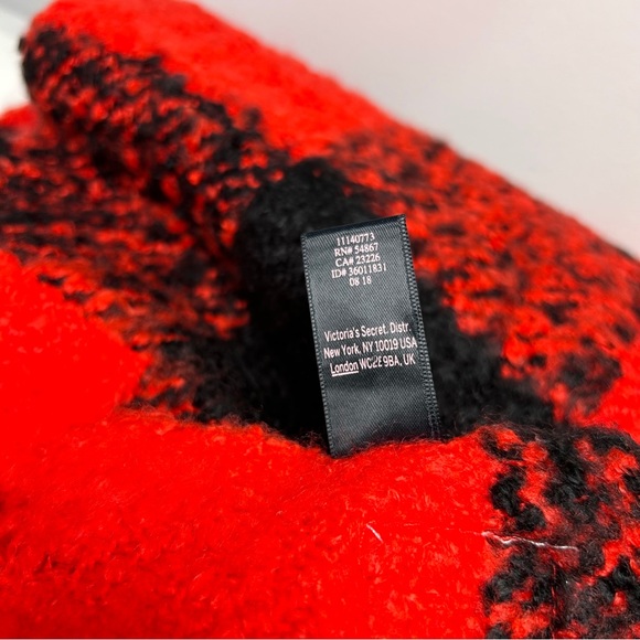 VICTORIA'S SECRET Winter Angel Scarlet Check Scarf Red Black Fringe Acrylic Shaw - Picture 4 of 5